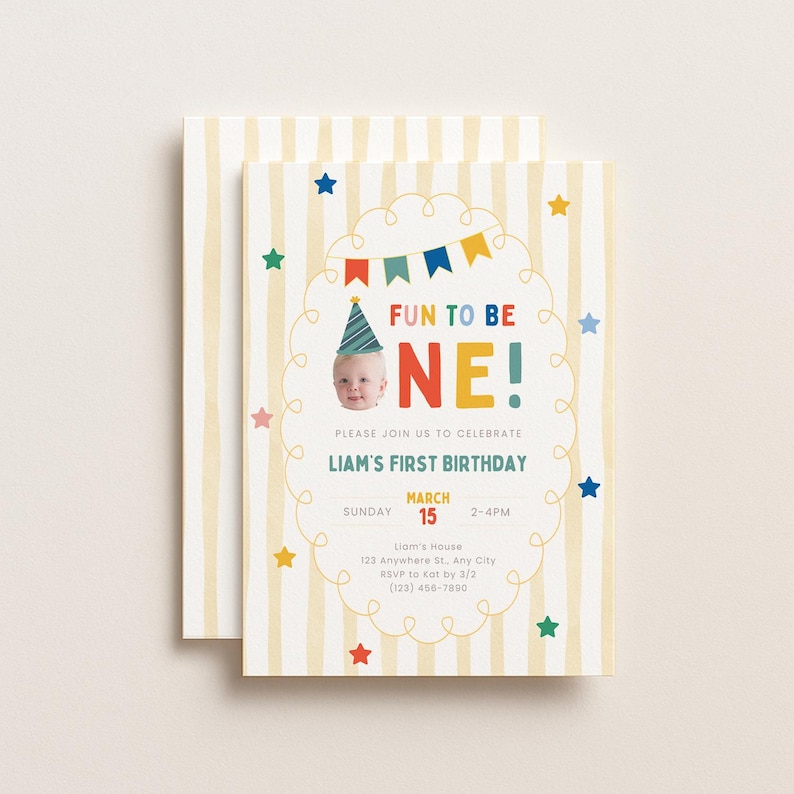 K&ouml;nnte beinhalten: Eine doppelseitige Geburtstagseinladung mit gestreiftem Hintergrund. Die Vorderseite zeigt den Text "FUN TO BE ONE!" mit einem Foto eines Babys mit Partyhut. Zus&auml;tzlicher Text enth&auml;lt Datum, Uhrzeit und Ort der Party.