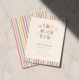 Op de afbeelding: Verjaardagsuitnodiging "Two Much Fun" met kleurrijke tekst en een gestreepte rand. De uitnodiging bevat de tekst "LIAM'S 2ND BIRTHDAY" en evenementdetails. Het ontwerp toont een ster, een zon en een smiley.