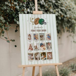 Puede incluir: Un cartel rectangular vertical con fondo de rayas verde claro y blancas que presenta una ilustración de un balón de fútbol americano, un poste de meta y un casco verde. El texto dice Jackson's FIRST YEAR DOWN sobre doce fotos de 1 a 12 meses.