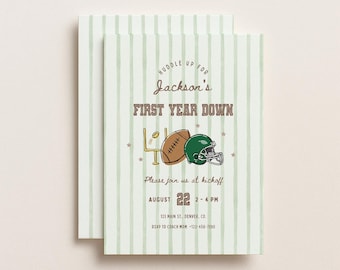 Pode incluir: Um cartão de convite retangular com um padrão de listras verticais verde-claras. O texto diz Huddle up for Jackson's First Year Down, Please join us at kickoff, August 22, 2-4 PM, 123 Main St., Denver, CO, RSVP to Coach Mom +123-456-7890. Apresenta uma bola de futebol americano, traves e um capacete verde.