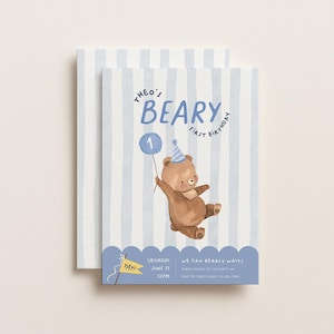 Puede incluir: Una tarjeta de invitación de cumpleaños con un oso pardo que lleva un gorro de fiesta a rayas azules y sostiene un globo azul con el número uno. El fondo tiene rayas verticales azul claro y el texto Theo's Beary First Birthday.