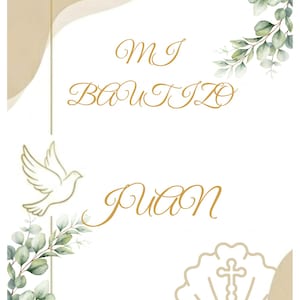 Könnte beinhalten: Eine Taufeinladungskarte mit dem goldenen Text MI BAUTIZO und JUAN. Das Design umfasst eine weiße Taube, eine Muschel mit einem Kreuzsymbol und grüne Eukalyptusblatt-Akzente auf weißem Hintergrund mit beigen abstrakten Formen und dünnen Linien.