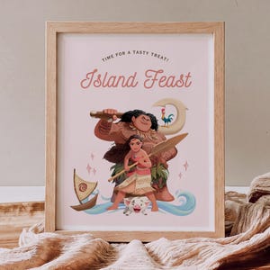 Peut inclure: Une impression encadrée représentant un personnage à la peau claire tenant une rame en bois, un grand personnage musclé aux longs cheveux sombres, un petit cochon, un coq et un voilier. Le texte indique "TIME FOR A TASTY TREAT!" et "Island Feast".