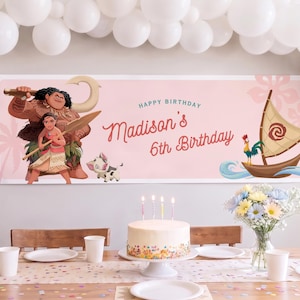 Pode incluir: Uma faixa retangular de festa com os personagens Moana e Maui, um porquinho e um veleiro. O texto diz Happy Birthday Madison's 6th Birthday. A faixa está exibida acima de uma mesa de madeira com um bolo, pratos e um vaso de flores.