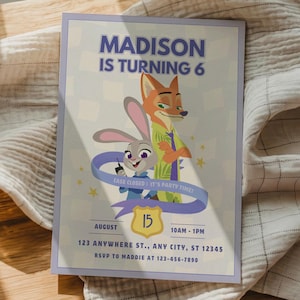 Puede incluir: Una tarjeta de invitaci&oacute;n de cumplea&ntilde;os rectangular con un conejo y un zorro de dibujos animados. El texto dice MADISON IS TURNING 6, CASE CLOSED IT'S PARTY TIME, AUGUST 15, 10AM-1PM, 123 ANYWHERE ST., ANY CITY, ST 12345, y RSVP TO MADDIE AT 123-456-7890.