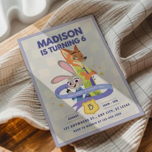 Puede incluir: Una tarjeta de invitaci&oacute;n de cumplea&ntilde;os rectangular con un zorro y un conejo de dibujos animados. El texto dice MADISON IS TURNING 6, CASE CLOSED IT'S PARTY TIME, 15 AUGUST, 10AM-1PM, 123 ANYWHERE ST., ANY CITY, ST 12345, y RSVP TO MADDIE AT 123-456-7890.