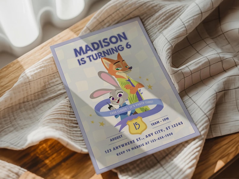 Puede incluir: Una tarjeta de invitaci&oacute;n de cumplea&ntilde;os rectangular con un zorro y un conejo de dibujos animados. El texto dice MADISON IS TURNING 6, CASE CLOSED IT'S PARTY TIME, 15 AUGUST, 10AM-1PM, 123 ANYWHERE ST., ANY CITY, ST 12345, y RSVP TO MADDIE AT 123-456-7890.