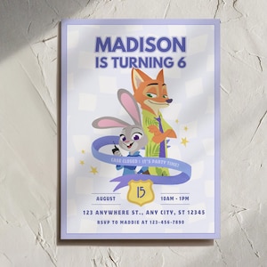 Puede incluir: Una invitaci&oacute;n rectangular con fondo morado claro y patr&oacute;n de cuadros blancos. El texto dice MADISON IS TURNING 6. Muestra un conejo y un zorro de dibujos animados, una cinta azul con texto, una insignia dorada y los detalles del evento.