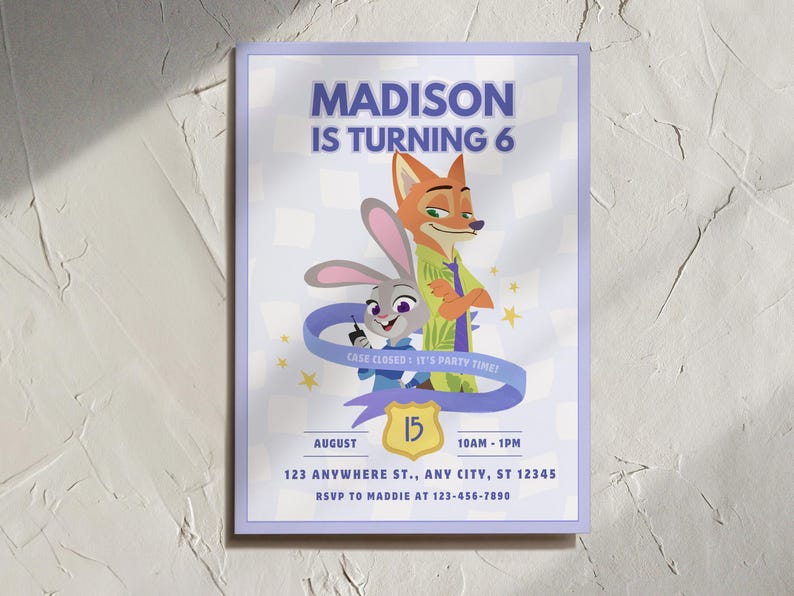 Puede incluir: Una invitaci&oacute;n rectangular con fondo morado claro y patr&oacute;n de cuadros blancos. El texto dice MADISON IS TURNING 6. Muestra un conejo y un zorro de dibujos animados, una cinta azul con texto, una insignia dorada y los detalles del evento.