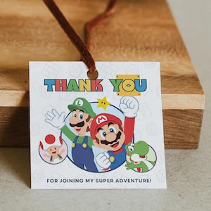 Puede incluir: Una etiqueta de regalo cuadrada blanca con un cordel marrón que presenta el texto THANK YOU y FOR JOINING MY SUPER ADVENTURE. El diseño incluye ilustraciones coloridas de Mario, Luigi, Toad y Yoshi, junto a una estrella amarilla sobre fondo claro.