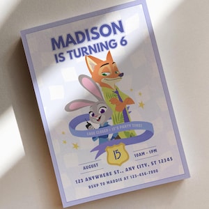 Puede incluir: Una tarjeta de invitaci&oacute;n de cumplea&ntilde;os rectangular con borde violeta claro que presenta a los personajes Nick Wilde y Judy Hopps. El texto dice MADISON IS TURNING 6, CASE CLOSED! IT'S PARTY TIME!, AUGUST 15, 10AM-1PM, 123 ANYWHERE ST., ANY CITY, ST 12345, y RSVP TO MADDIE AT 123-456-7890.