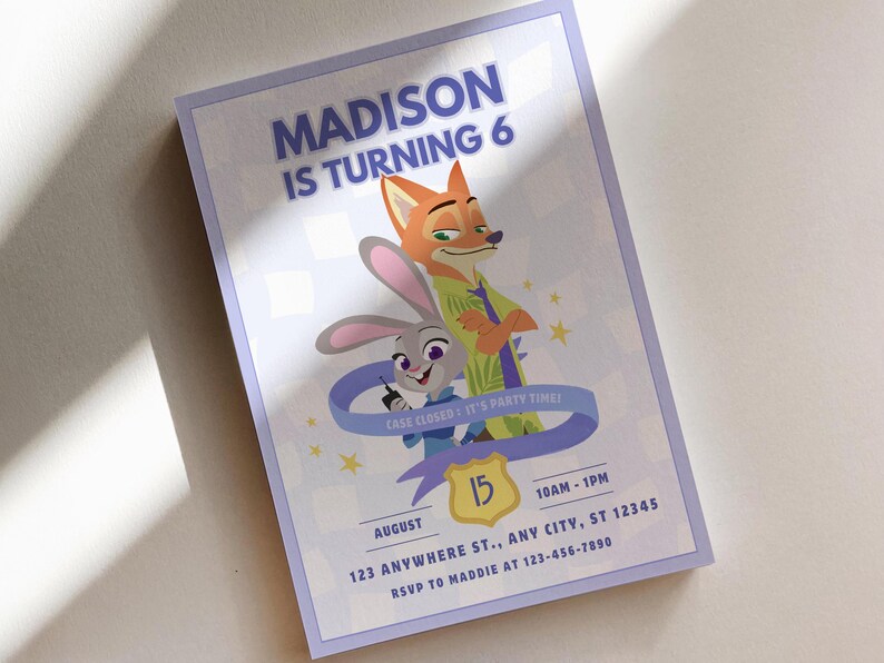 Puede incluir: Una tarjeta de invitaci&oacute;n de cumplea&ntilde;os rectangular con borde violeta claro que presenta a los personajes Nick Wilde y Judy Hopps. El texto dice MADISON IS TURNING 6, CASE CLOSED! IT'S PARTY TIME!, AUGUST 15, 10AM-1PM, 123 ANYWHERE ST., ANY CITY, ST 12345, y RSVP TO MADDIE AT 123-456-7890.
