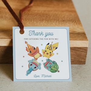Può includere: Un'etichetta regalo quadrata azzurra con un cordino marrone che riporta il testo Thank you FOR CATCHING THE FUN WITH ME! e Love, Michael. Il design include quattro personaggi dei cartoni animati con cappellini da festa e stelline colorate.