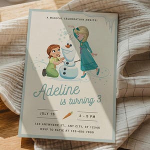 Puede incluir: Una tarjeta de invitación de cumpleaños rectangular con una ilustración de dos niños construyendo un muñeco de nieve. El texto dice A MAGICAL CELEBRATION AWAITS!, Adeline is turning 3, JULY 15, 2 - 5 PM, 123 ANYWHERE ST., ANY CITY, ST 12345, RSVP TO KATIE AT 123-456-7890.