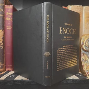 Puede incluir: Un letrero de madera rústica con el texto "Welcome to our home" en letras blancas. El letrero presenta un acabado envejecido y un diseño simple y acogedor, ideal para la decoración de la entrada.