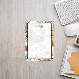 Könnte beinhalten: Notizblock mit einem Hahn- und Sonnenblumen-Design. Der Notizblock hat einen schwarzen Rand und das Wort "Notes" oben. Der Hintergrund zeigt einen Hahn, Sonnenblumen und Schmetterlinge.