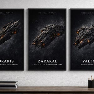 Könnte beinhalten: Drei gerahmte Kunstdrucke mit detaillierten Illustrationen futuristischer Raumschiffe vor einem Sternenhintergrund. Jeder Druck hat einen schwarzen Rahmen und enthält Text, der den Namen und die Beschreibung des Schiffes angibt. Die Drucke werden auf einer Holzoberfläche ausgestellt.