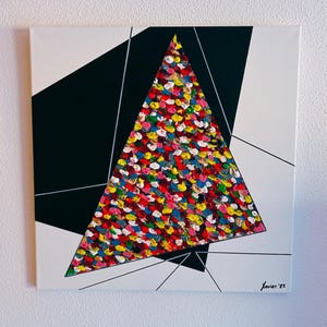 Puede incluir: Obra de arte abstracta con un triángulo texturizado multicolor sobre un fondo blanco con formas geométricas negras. El triángulo está lleno de pequeñas pinceladas de colores. Finas líneas blancas intersectan las formas. Firmado "Xavier '23".