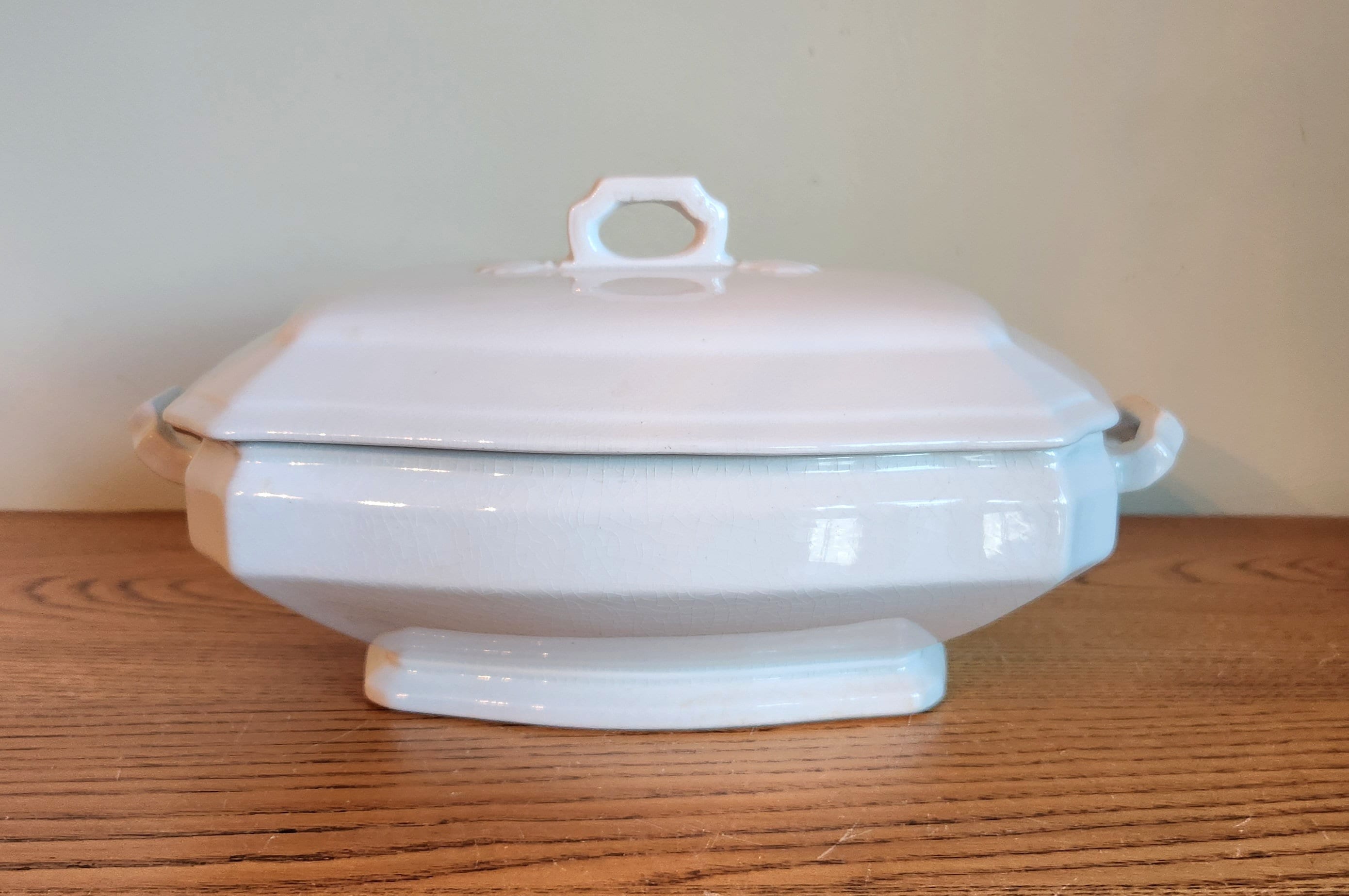 KPM白磁　Covered Vegetable Dish with figure Antique KPM Porcelain Double Salt Dish: Cherub Figurine