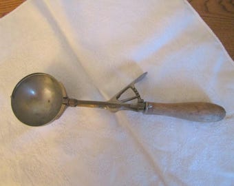 Gilchrist Ice Cream Dipper Scoop No. 31 Wood Handle Extra Long Good Condition