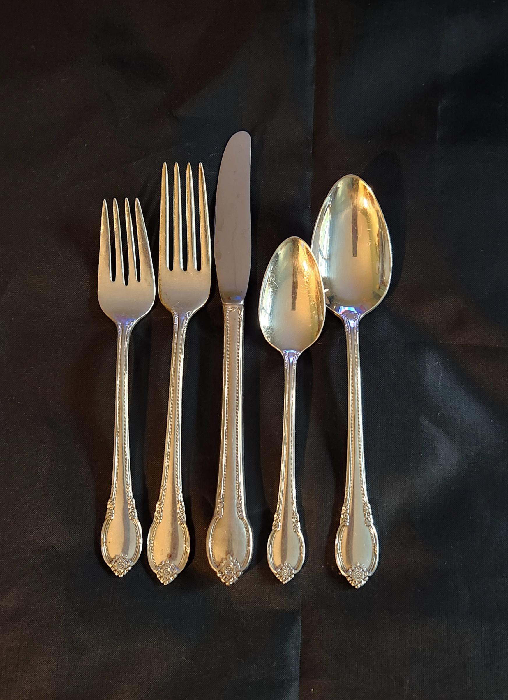 Vintage 1847 Rogers Bros. Remembrance 51 Piece Silverware Set, 8