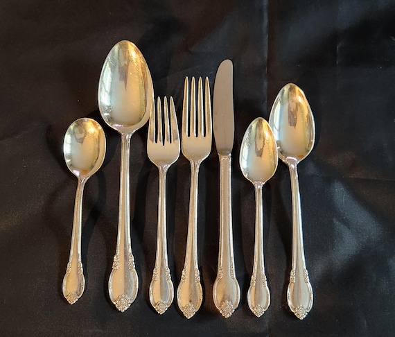 Vintage 1847 Rogers Bros. Remembrance 51 Piece Silverware Set, 8