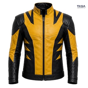 Könnte beinhalten: Eine Lederjacke mit einem auffälligen, farblich abgesetzten Design in Senfgelb und Schwarz. Die Jacke verfügt über einen Stehkragen, einen mittigen schwarzen Reißverschluss und strukturierte Schulterpartien. Der Text TASA INDUSTRIES LTD. ist oben rechts sichtbar.