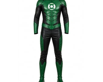 Puede incluir: Un disfraz completo de Green Lantern que consiste en un mono negro y verde con cuello alto, mangas largas y cubrebotas integrados. El pecho muestra un prominente emblema circular blanco de Green Lantern sobre un panel verde texturizado.
