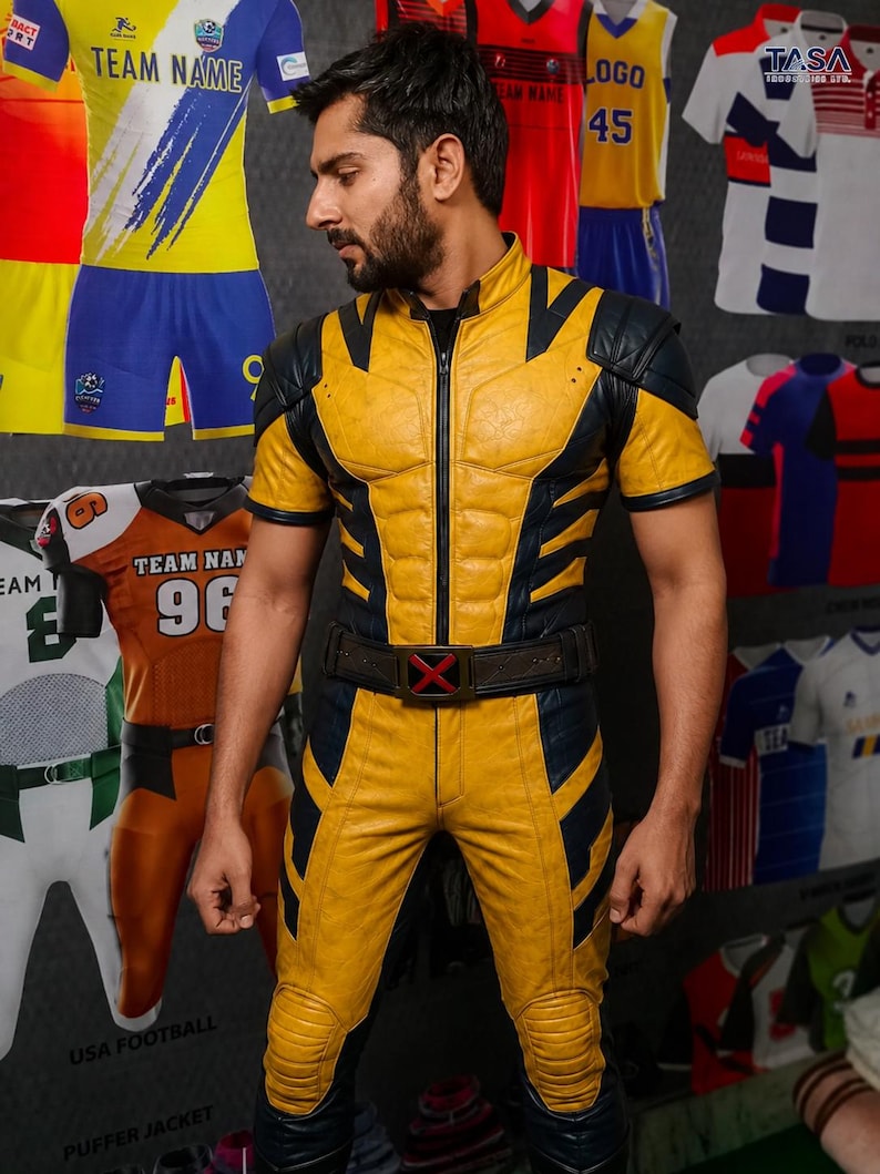 Puede incluir: Un mono de cuero amarillo y negro que presenta una parte superior de manga corta con cremallera frontal, cuello alto y un cintur&oacute;n en la cintura con un emblema de X roja. La prenda incluye paneles texturizados en los hombros y rodillas reforzadas.