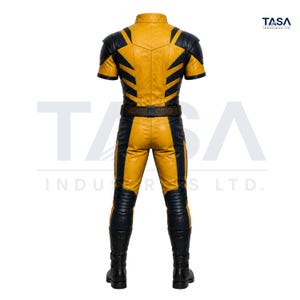 Puede incluir: Un mono de manga corta en color amarillo y azul marino con cuello alto, hombreras y un cintur&oacute;n oscuro en la cintura. La prenda incluye detalles acanalados en las rodillas y se combina con botas negras. Texto TASA INDUSTRIES LTD.