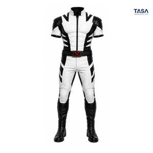 Puede incluir: Un mono blanco y negro de manga corta con cremallera central, detalles acolchados en el pecho y un cintur&oacute;n negro con una hebilla en forma de X roja. La prenda incluye paneles negros en los hombros y botas negras a juego. Logo TASA INDUSTRIES LTD. visible.