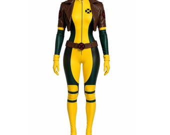 Puede incluir: Un disfraz de mono de cuerpo completo con un esquema de colores amarillo y verde oscuro, acompañado de una chaqueta corta marrón. El conjunto incluye guantes amarillos, un cinturón marrón con hebilla circular roja y negra y un emblema circular.