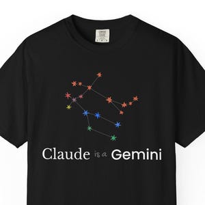 Puede incluir: Camiseta negra con un diseño colorido de la constelación de Géminis. El texto "Claude is a Gemini" está impreso debajo. La camiseta está hecha de un material suave.