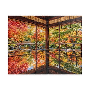 Könnte beinhalten: Ein Puzzle, das den Blick aus einem Holzbau auf einen Garten mit leuchtendem Herbstlaub, einer kleinen Bogenbrücke und einem Teich zeigt, in dem sich die bunten Bäume spiegeln, eingerahmt von dunklen Holzbalken und Fenstern mit Gittermuster.