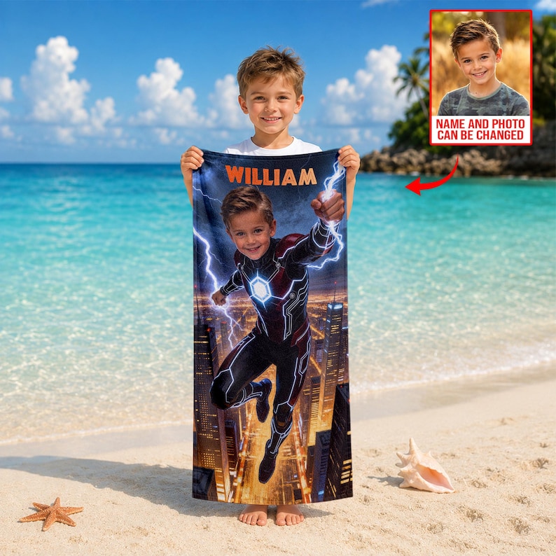 Puede incluir: Una toalla de playa personalizada con un dise&ntilde;o de superh&eacute;roe y el nombre "WILLIAM" en naranja. La toalla muestra a un ni&ntilde;o con un traje de superh&eacute;roe, rayos y un paisaje urbano. El fondo es una playa.