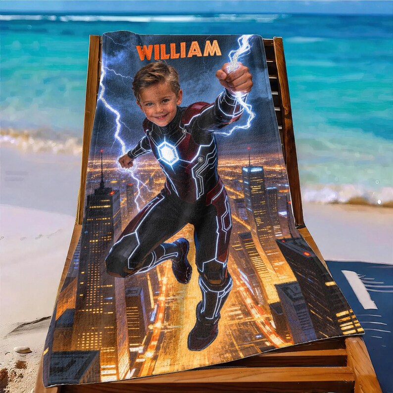 Puede incluir: Toalla de playa personalizada con el nombre "WILLIAM" en la parte superior, que representa a un ni&ntilde;o con un traje de superh&eacute;roe contra un fondo de ciudad con efectos de rayos.