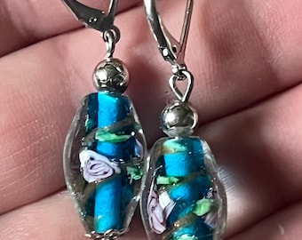 Pendientes colgantes de cuentas de cristal veneciano de Murano azul verdoso transparente con delicadas rosas rosas y capullos de rosa, Venecia, Italia, 3,8 cm (1,5 pulgadas), hechos a mano con técnica de soplado artesanal.