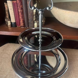 Vintage Kromex Krom Tvålagers Förrättsfat Tidbit Tea Time Cupcake Serveringsfat med Trähandtag MCM Mid Century Modern
