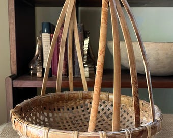 Cesta de frutas asiática de ratán tejido vintage de los años 50 con asa de bambú partido, cesta china para pescado ~ Decoración campestre francesa bohemia ~ Cesta de punto para flores