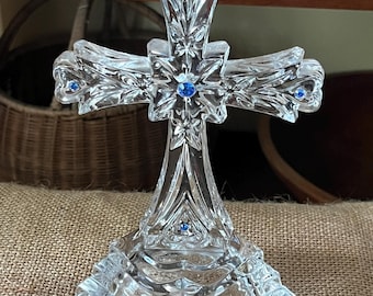 Cruz de cristal vintage Hearts Adoration con joyas azules de Lenox - Colección Inspiracional - 8 pulgadas - Cristal de plomo completo - Descatalogado