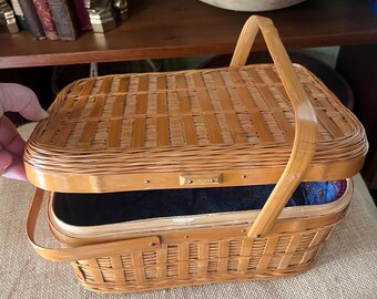 Vintage picknickmand uit de jaren 1950 met scharnierend deksel, handvat, stoffen voering. Opbergdoos van gespleten bamboerotan ~ Pretty Vtg-handtas Aziatisch