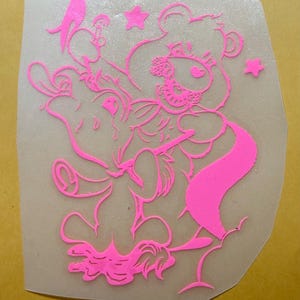 Puede incluir: Gráfico rosa de dos osos de dibujos animados abrazándose, con estrellas y detalles florales. La imagen está sobre un fondo transparente de forma irregular, sobre un fondo amarillo. Es una ilustración juguetona y caprichosa.