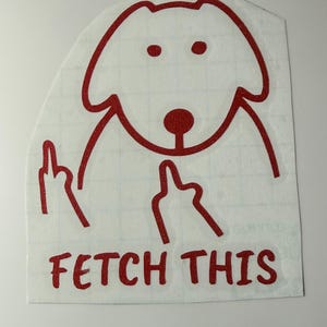 Op de afbeelding: Een rode vinyl sticker met een eenvoudige lijntekening van een hond met twee opgeheven poten, elk met een middelvingergebaar. Onder de illustratie van de hond staat de tekst FETCH THIS in een vetgedrukt, rood, schreefloos hoofdlettertype.