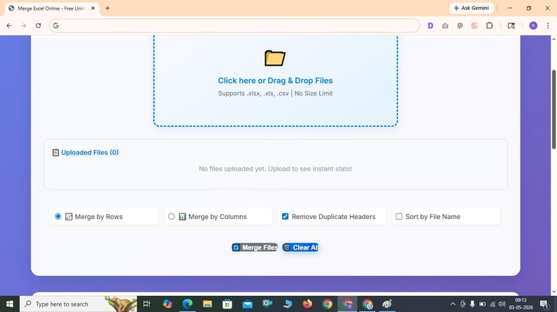 Peut inclure: Une interface web pour Merge Excel Online avec une zone de t&eacute;l&eacute;chargement de fichiers, une ic&ocirc;ne de dossier, le texte Click here or Drag & Drop Files, et des options pour Merge by Rows, Merge by Columns, Remove Duplicate Headers et Sort by File Name.