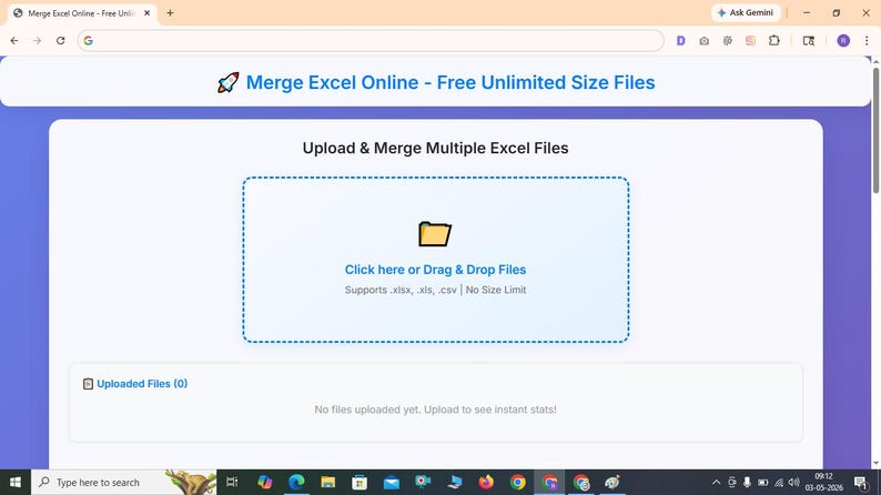 Peut inclure: Une interface de navigateur web intitul&eacute;e Merge Excel Online - Free Unlimited Size Files. La page pr&eacute;sente un cadre bleu en pointill&eacute;s avec une ic&ocirc;ne de dossier jaune, le texte Click here or Drag & Drop Files, et supporte .xlsx, .xls, .csv.