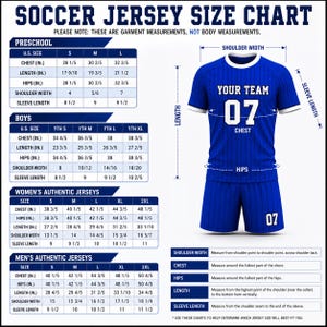 Peut inclure: Un tableau des tailles de maillot de football pr&eacute;sentant un ensemble maillot et short bleu &agrave; rayures avec le texte YOUR TEAM et le num&eacute;ro 07. Le graphique inclut des tableaux de mesures d&eacute;taill&eacute;s pour les tailles enfant et adulte en pouces.