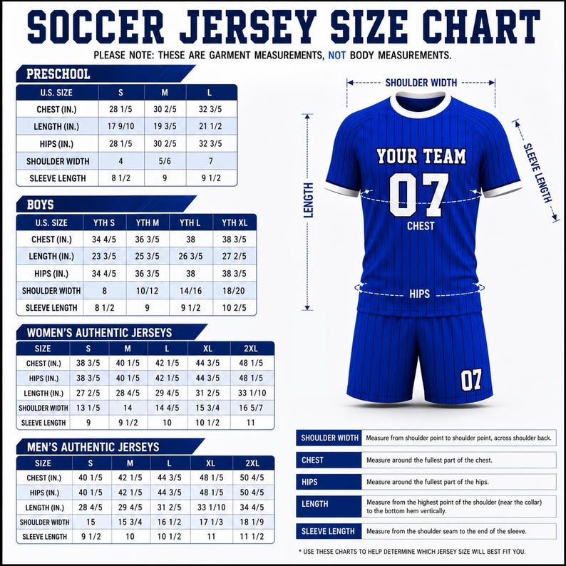 Peut inclure: Un tableau des tailles de maillot de football pr&eacute;sentant un ensemble maillot et short bleu &agrave; rayures avec le texte YOUR TEAM et le num&eacute;ro 07. Le graphique inclut des tableaux de mesures d&eacute;taill&eacute;s pour les tailles enfant et adulte en pouces.