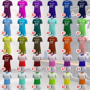 Peut inclure: Une collection de trente uniformes de sport, chacun compos&eacute; d'un maillot &agrave; manches courtes et d'un short assorti. Chaque maillot porte le texte YOUR TAME et le num&eacute;ro 07. Les ensembles sont pr&eacute;sent&eacute;s dans diverses couleurs et d&eacute;grad&eacute;s.