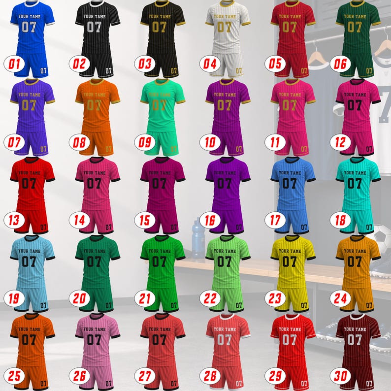 Peut inclure: Une collection de trente ensembles de maillots et shorts de sport de diff&eacute;rentes couleurs, chacun portant le texte 'YOUR TAME' et le num&eacute;ro '07' sur la poitrine. Les ensembles incluent des couleurs unies et des rayures, num&eacute;rot&eacute;s par un cercle rouge.