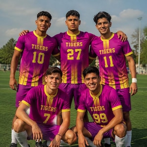 Peut inclure: Cinq joueurs de football portant des maillots assortis violets et jaunes avec le mot TIGERS et des num&eacute;ros uniques 10, 27, 11, 7 et 99 imprim&eacute;s sur le devant. Les maillots pr&eacute;sentent un motif &agrave; rayures verticales d&eacute;grad&eacute;es et des bords jaunes.